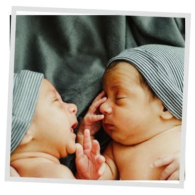 dos bebés sobre una manta